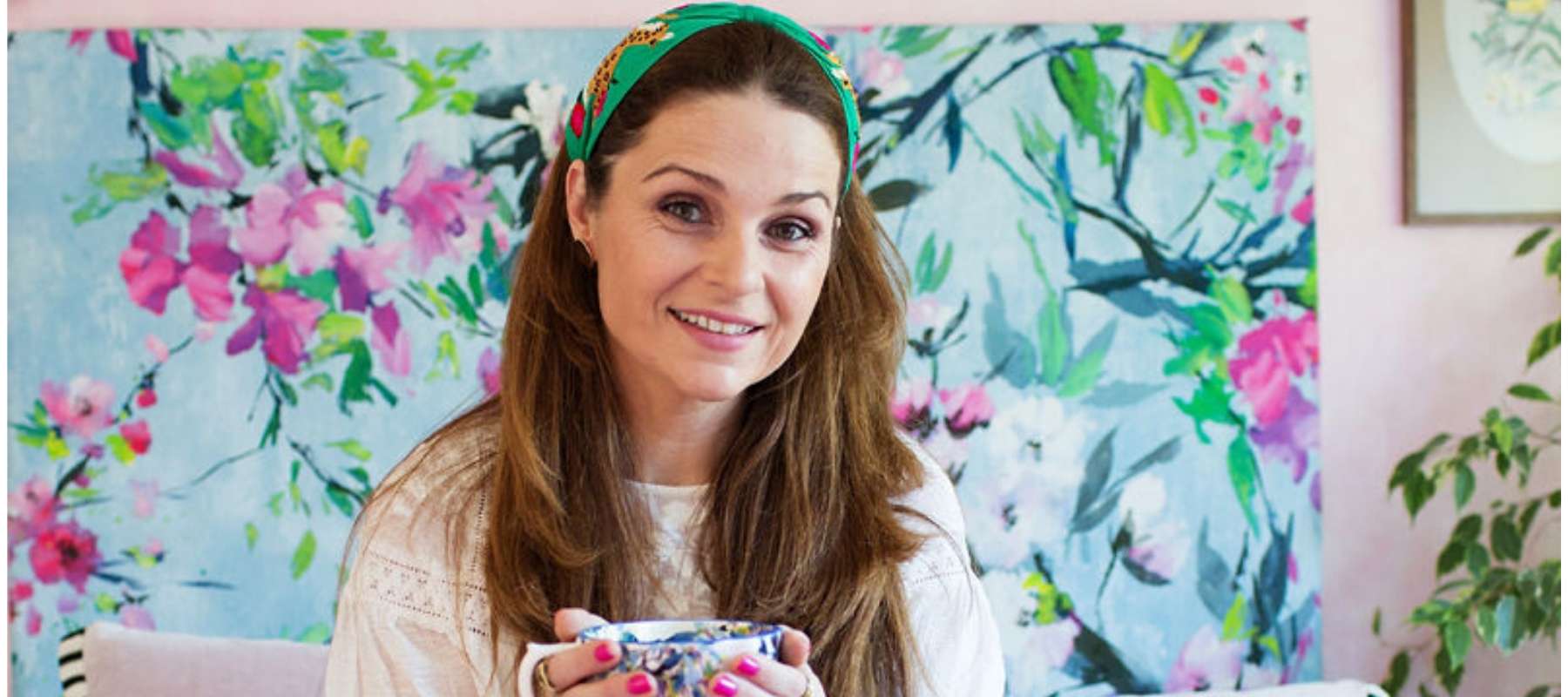 Portrait of Ju de Paula holding a cup of tea