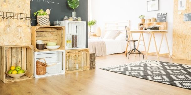 Room with upcycled palette boxes with large black and white rug