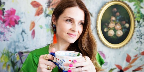 Ju de Paula holding a cup of tea