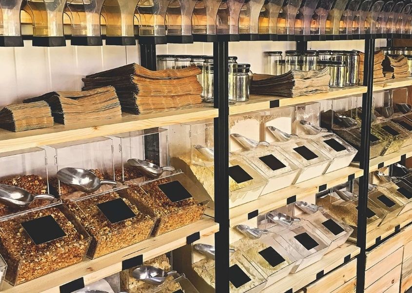 grocery store with refillable containers